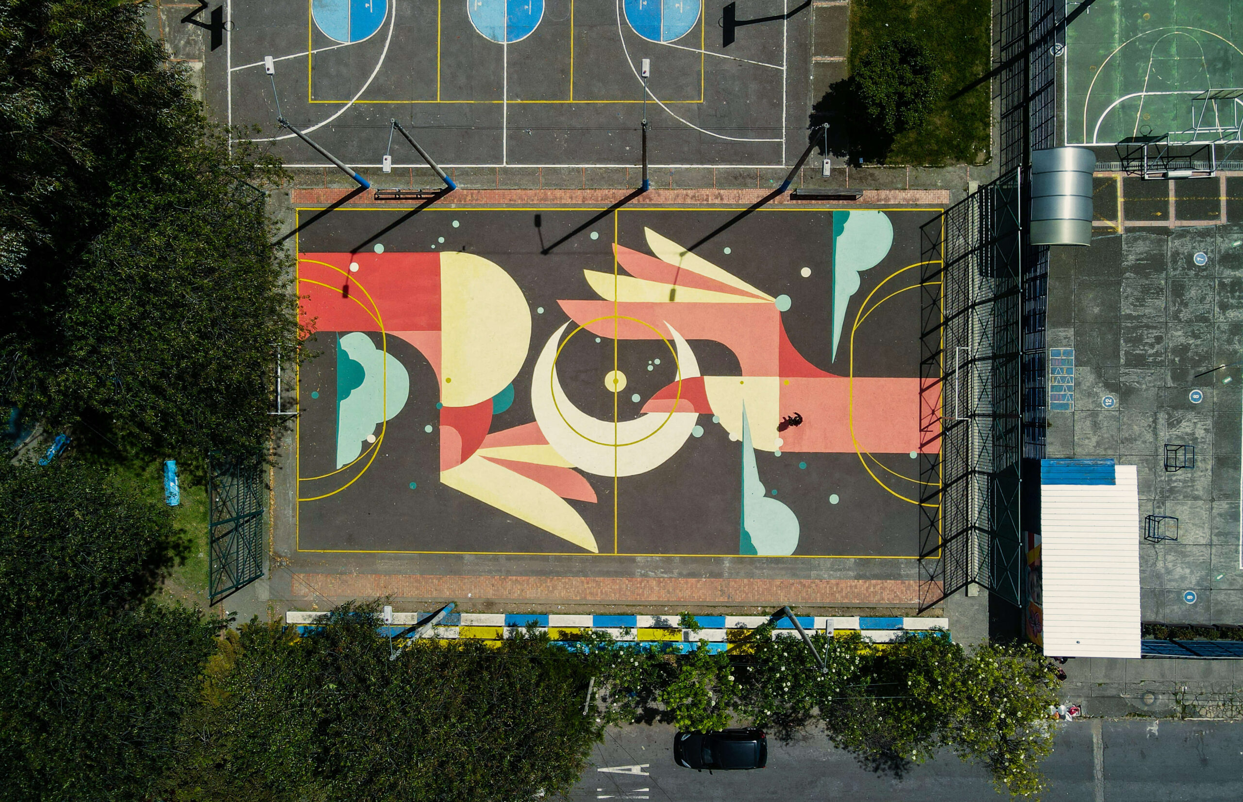 Mural artístico en cancha campo deportivo público by Dast